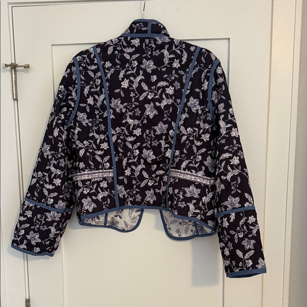 Reversible cropped quilted  Blue and White Floral jacket - Picture 3 of 3
